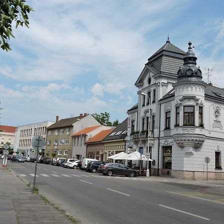 Olymp Penzion Révkomárom Kültér fotó
